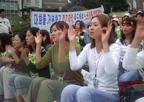 13일 오후에 열린 보건의료노조 집회에서는 "폭력경찰 물리치고 변태경찰 물러가라"는 16박자 구호가 등장해 눈길을 끌었다 